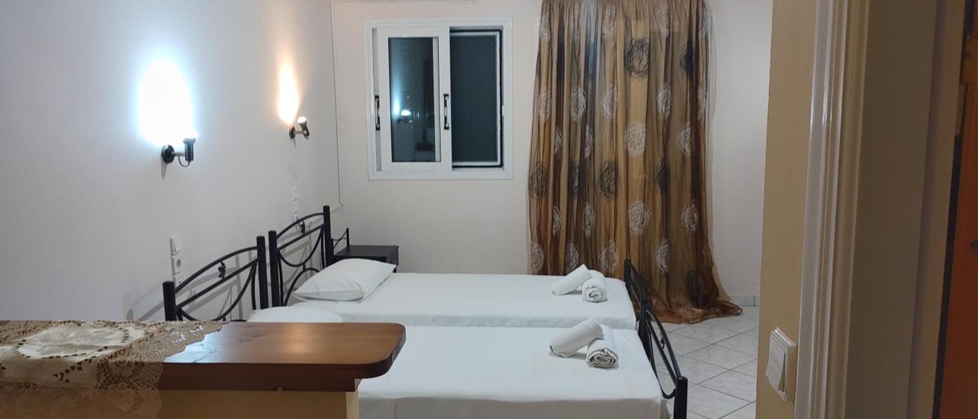 Gialos Geni  Phòng bức ảnh