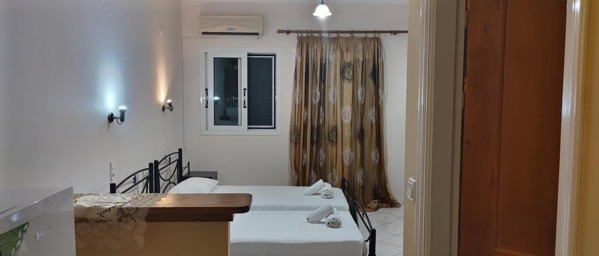 Gialos Geni  Phòng bức ảnh